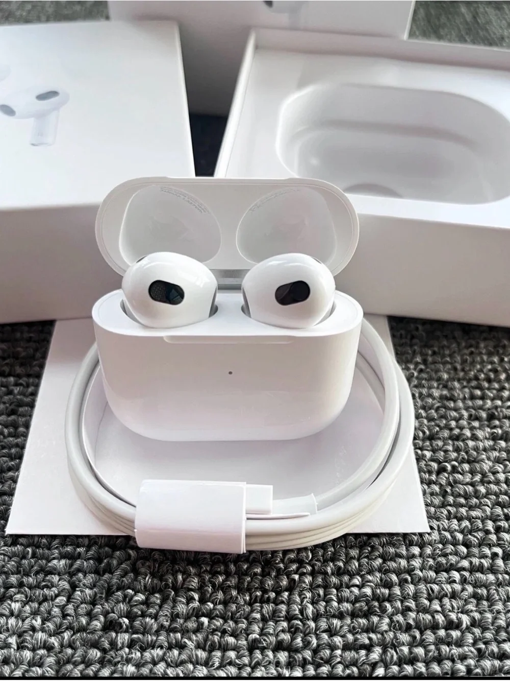 Apple White Wireless Earbuds with Charging Case and Lightning Cable